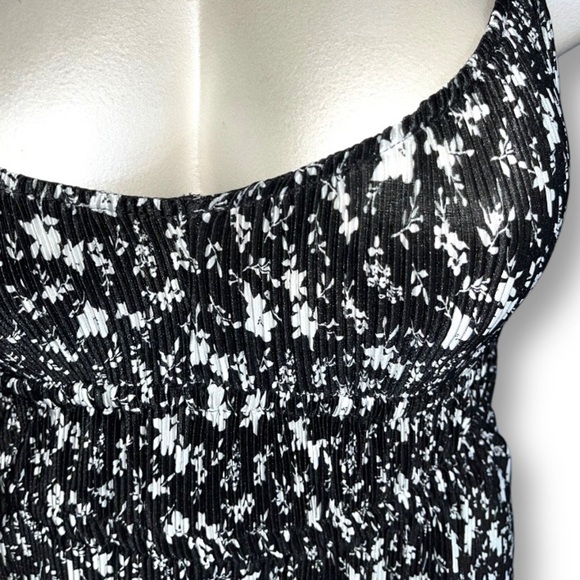 ASOS Curve Plisse Strappy Maxi Dress in black and white Pleated Ditsy Floral - Picture 7 of 10